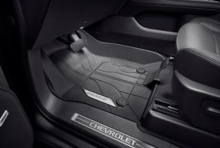 Chevrolet 5.gen Tahoe Podlahové vložky Premium do první řady v černé barvě Jet Black s chromovaným nápisem Chevrolet