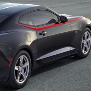 Chevrolet Camaro 6.gen Balíček s pruhem Spear v barvě Red Hot