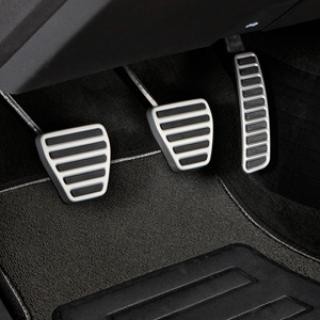 Chevrolet Camaro 6.gen Balíček sportovního pedálu a krytu pro manuální převodovku