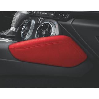 Chevrolet Camaro 6.gen Čtyřdílná sada obložení interiéru kolen v červené barvě s hořákově červeným prošíváním