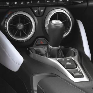 Chevrolet Camaro 6.gen Čtyřdílná sada obložení interiéru pro kolena v keramické bílé barvě