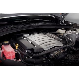 Chevrolet Camaro 6.gen Kryt motoru 6.2L v černé barvě s nápisem Camaro