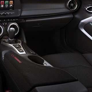 Chevrolet Camaro 6.gen Loketní opěrka v černé barvě Jet Black s červeným prošíváním Adrenaline a vyšitým nápisem Performance Script