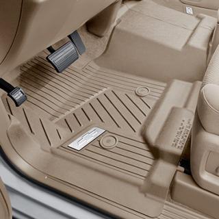 Chevrolet Interlocking Premium celoroční podlahová vložka pro první řadu v barvě Dune s chromovaným logem Bowtie (pro modely bez středové konzoly)