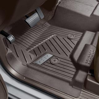 Chevrolet Interlocking Premium celoroční podlahová vložka pro první řadu v kakaové barvě s logem Bowtie (pro modely bez středové konzoly)