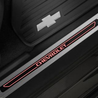 Chevrolet Osvětlené prahové lišty předních dveří s černým lemem a nápisem Chevrolet