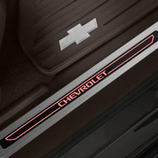 Chevrolet Osvětlené prahové lišty předních dveří s kakaovým povrchem a nápisem Chevrolet