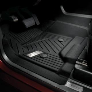 Chevrolet Podlahové vložky First-Row Premium All-Weather v černé barvě Jet Black s chromovaným logem Bowtie (pro modely se středovou konzolou)