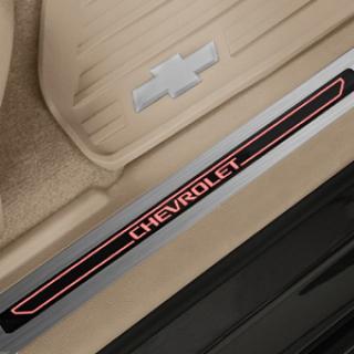 Chevrolet Podsvícené prahové lišty předních dveří s orámováním v barvě duny a nápisem Chevrolet