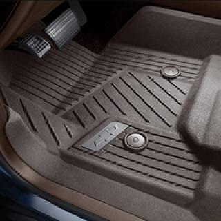 Chevrolet Prémiové podlahové vložky do každého počasí v první řadě z kakaa s logem Bowtie (pro modely se středovou konzolou)