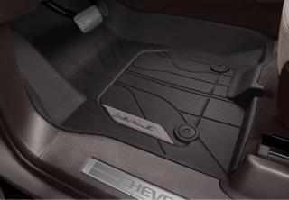 Chevrolet Tahoe 5.gen Podlahové rohože Premium pro první řadu s nápisem Chevrolet ve velmi tmavém odstínu Atmosphere