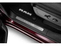 Dodge RAM DT Chránič prahu dveří 82215703AB