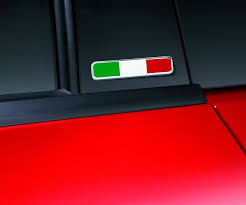 Fiat Sada 2 znaků s italskou vlajkou