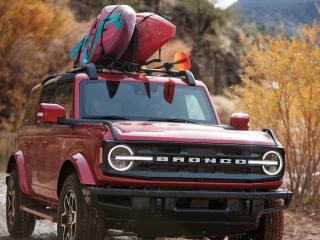 Ford Bronco 6.gen Skládací nosič kajaku Thule na stojanu.