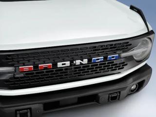 Ford Bronco 6.gen TufSkinz® červený/bílý/modrý nápis na mřížce