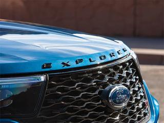 Ford Explorer 6.gen Odznak kapuce s černým písmem