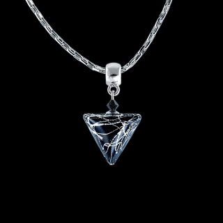 Black Marble Triangle  nyakék  színtiszta ezüsttel a Lampglas gyöngyben