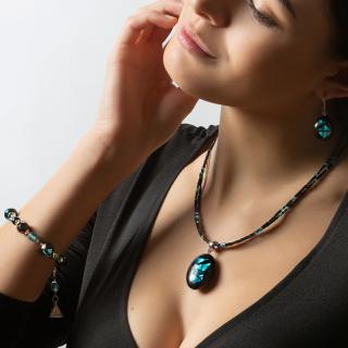 Jellegzetes Turquoise Shards nyaklánc színezüst díszítésű Lampglas gyönggyel