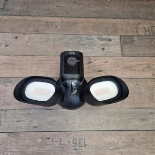 Ring 5B28S4 Floodlight Cam Wired Pro időjárásálló biztonsági kamera, mozgásérzékelővel, 2 lámpáva...