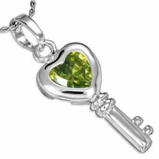 Ezüst színű nyaklánc, kulcs alakú, olíva zöld színű cirkónia kristályos medállal