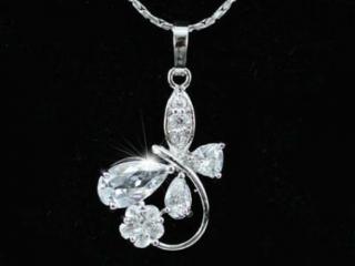 Swarovski kristályos nyaklánc: Ívelt szárú Pilangós  medállal