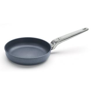 Tapadásmentes serpenyő DIAMOND LITE PRO 20 cm, rozsdamentes acél fogantyúval, titán bevonattal, WOLL
