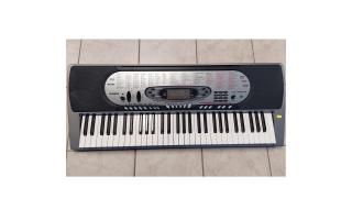 Casio CTK-573 normál méretű 61 billentyűs billentésérzékeny szintetizátor (Használt cikk)