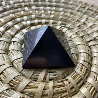 Sungit piramis tér tisztításhoz, 6x6 cm (eredetiséget igazoló certifikáttal) POLÍROZOTT