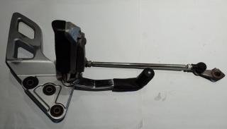 Suzuki GSF Lábtartó első BAL  (suzuki GSF 650 / Gsf 1250 / GSX)
