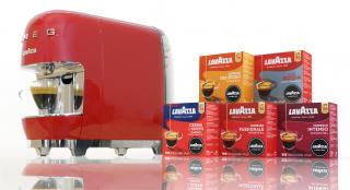 Kávéfőző Lavazza A Modo Mio LM200 SMEG Red Red 1db és egy ajándék