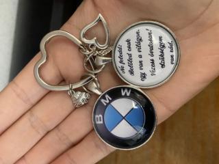 " Ne feledd: Belőled csak egy van, a világon. Vezess óvatosan! Szükségem van rád." feliratos kulcstartó BMW jellel.
