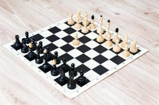 Eredeti cseh sakk fekete sakktáblával
