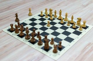 KLASSZIKUS fa sakk-készlet feltekerhető fekete sakktáblával