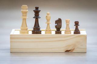 Klasszikus nagy fa sakkfigurák fa dobozban