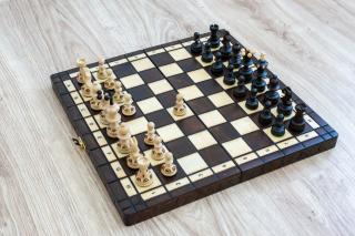 Vezércsel fa sakk-készlet
