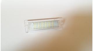 BMW E65 E66 E67 E68 E70 X5 E70 E71 X6 E85 E86 Z4 F01 F02 F10 F11 fehér SMD LED kesztyűtartó világítás