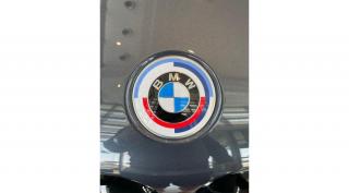 Gyári BMW 50 Yahre 82mm-es csomagtartó embléma 51148087193