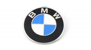 Gyári BMW 74mm-es F90 M5 G20 G30 G31 G32 csomagtartó embléma 51147463715