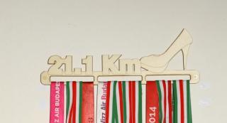 Félmaraton éremtartó lány 21.1 km