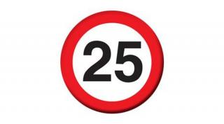 25-ös Sebességkorlátozó Szülinapi Számos