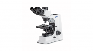 KERN OBL 137 biológiai mikroszkóp 40x/100x/400x/1000x nagyítás, végtelen optikai egység, állítható asztal, állítható fényerejű 3 W-os LED alsó megvilágítás, trinokuláris