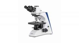 KERN OBN 135 biológiai mikroszkóp 40x/100x/200x/400x/1000x nagyítás, végtelen optikai egység, állítható asztal, állítható fényerejű 3 W-os LED alsó megvilágítás, trinokuláris