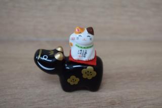 Maneki neko és kurobeko porcelán tehén és macska, 5,5 cm