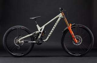 2024 COMMENCAL SUPREME DH V5 SIGNATURE CLEAR SILVER Downhill Kerékpár